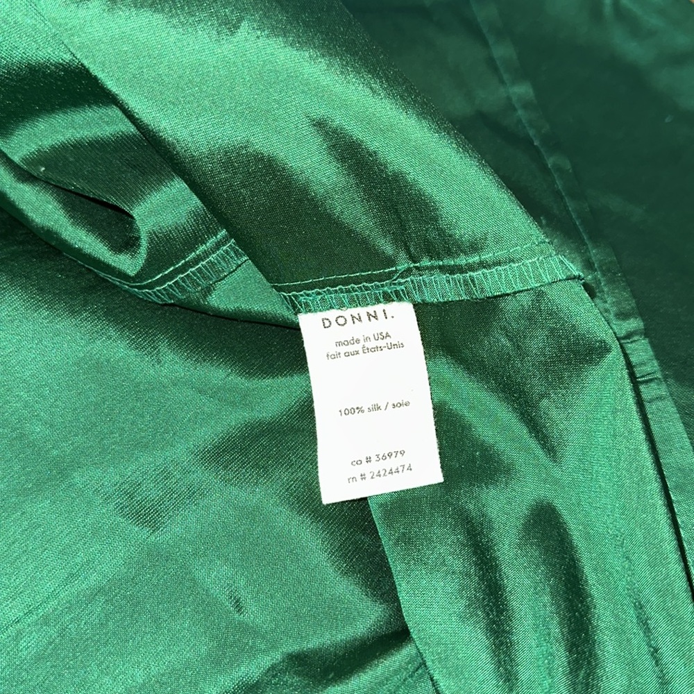 DONNI. Emerald Green Silk V-Neck Button Top - Picture 4 of 9